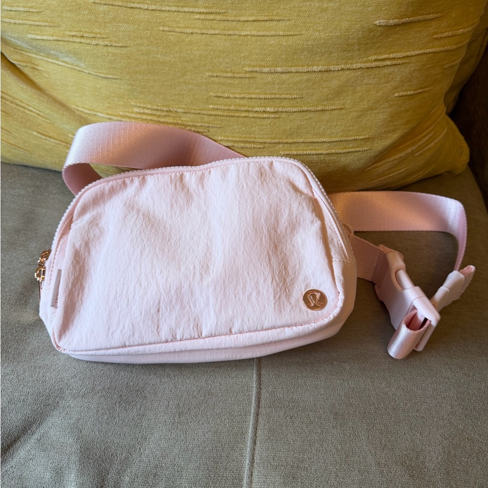 BNWOT lululemon athletica Everywhere Belt Bag Large - Pale Pink - Picture 3 of 5